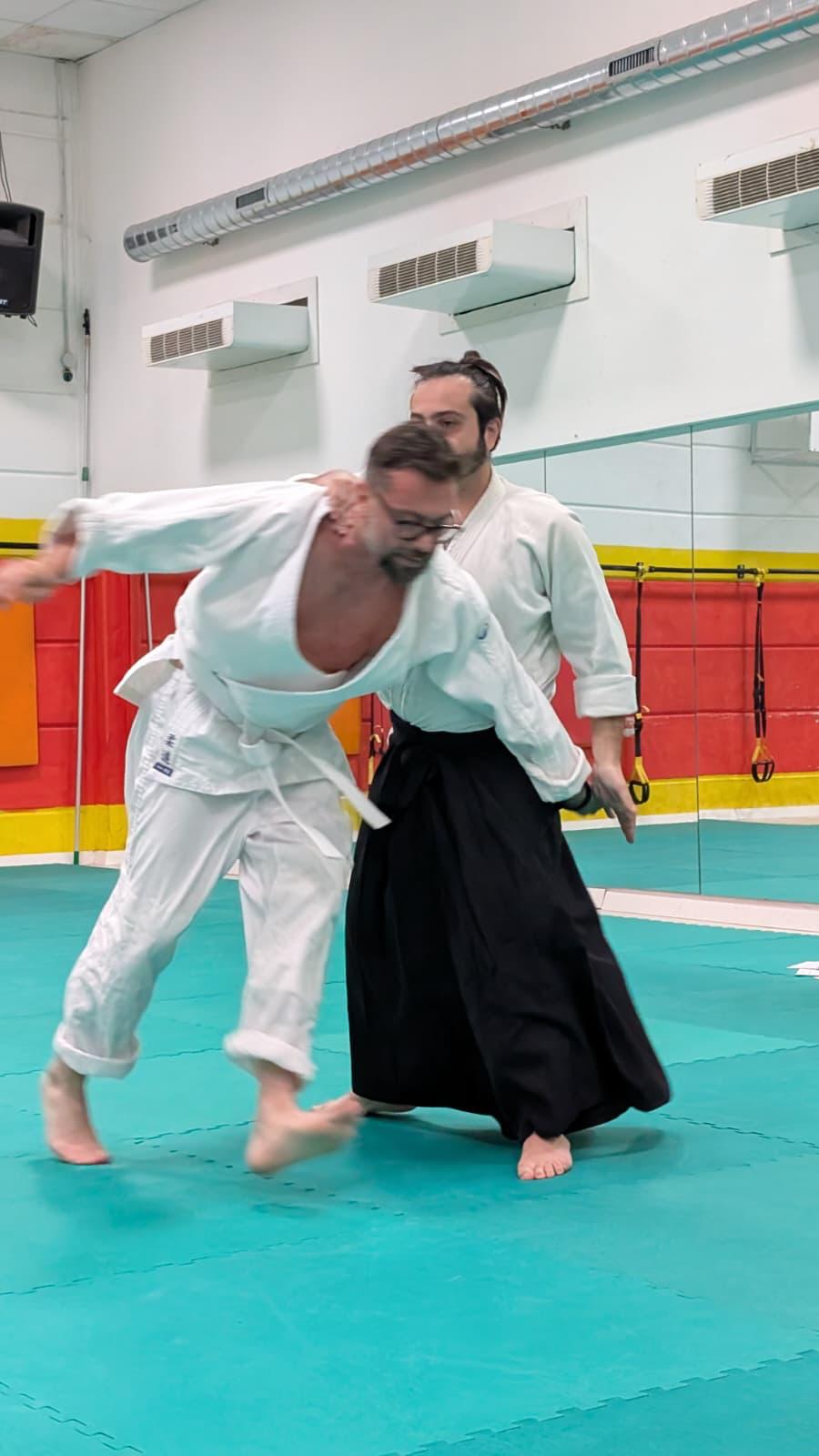 Pratica dell'Aikido durante una lezione al Dojo Sakura