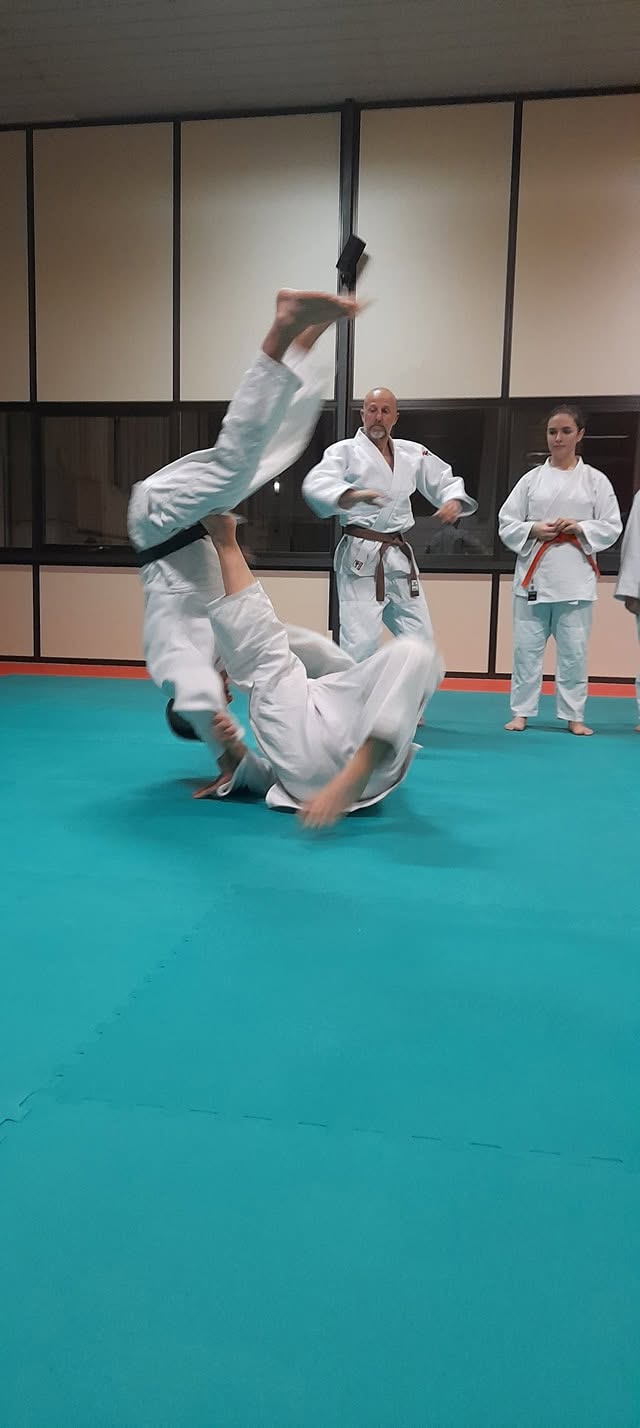 Esercizio di proiezione durante una lezione di Judo