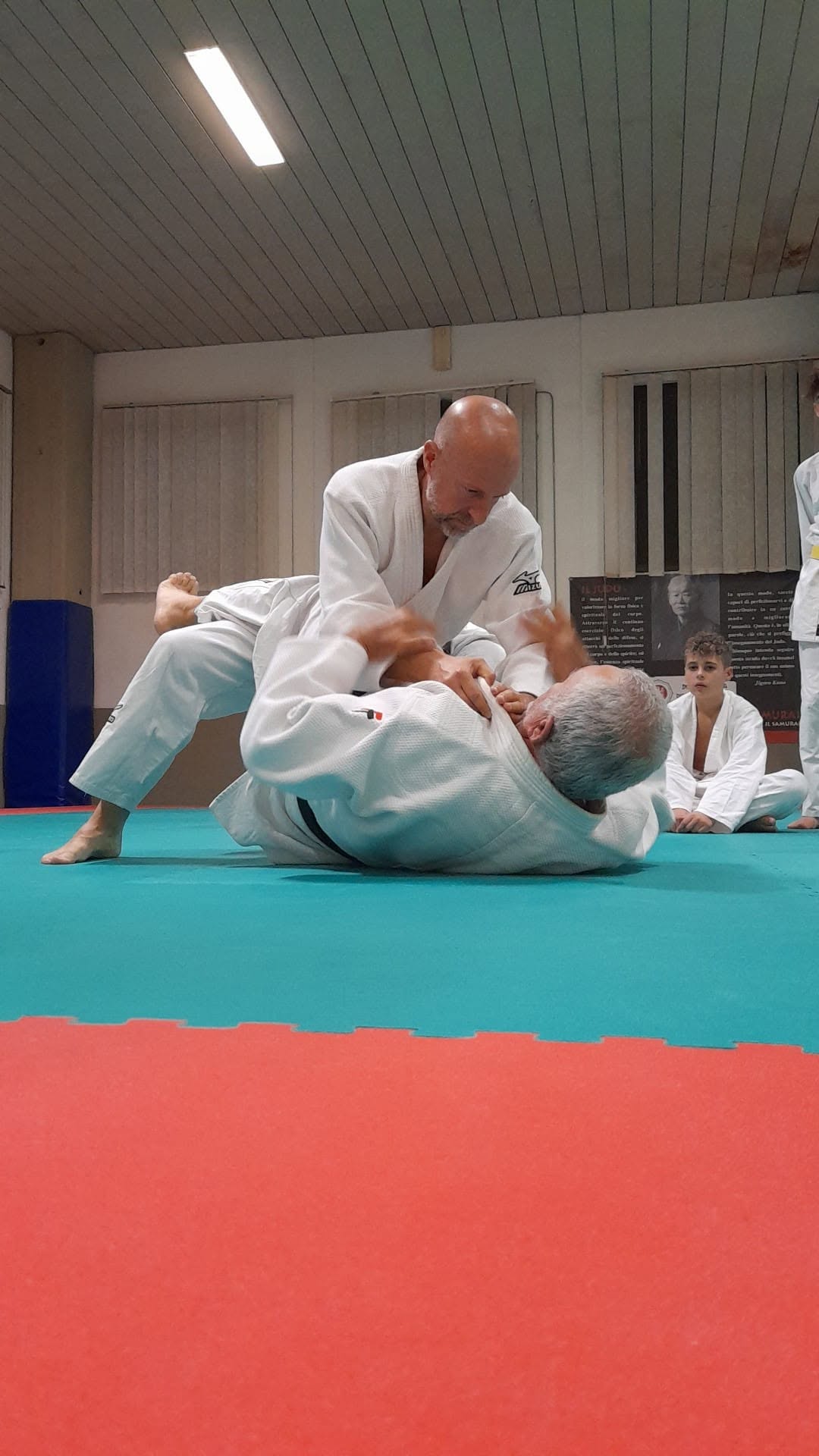 Lavoro tecnico a terra durante una lezione di Judo
