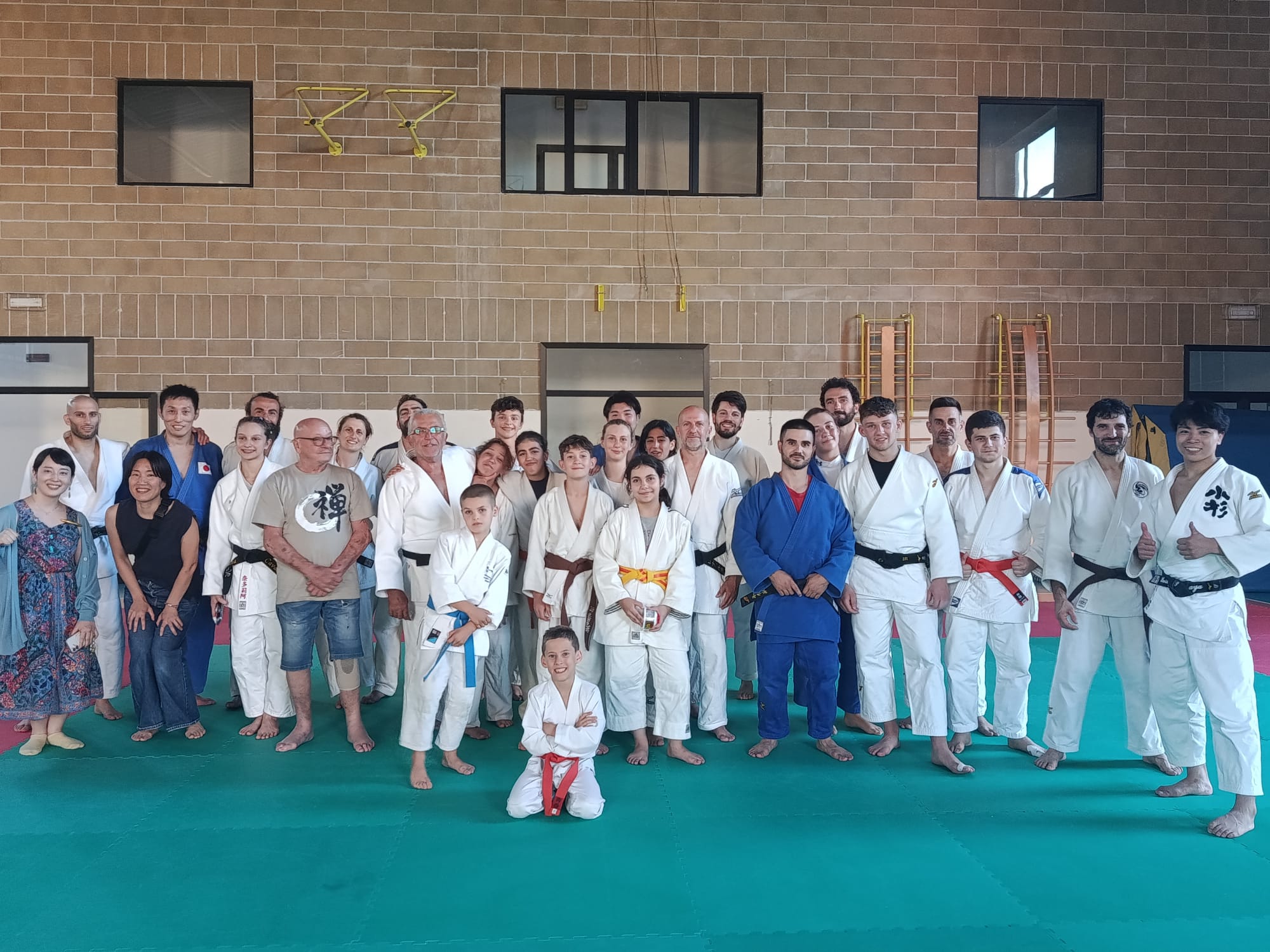Gruppo di praticanti e ospiti sul tatami del Dojo Sakura