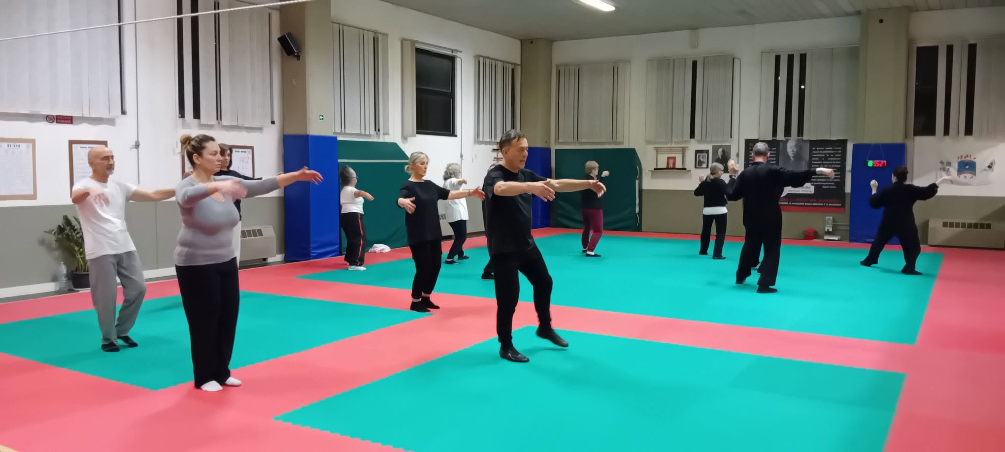 Lezione di Tai Chi nella sala del dojo